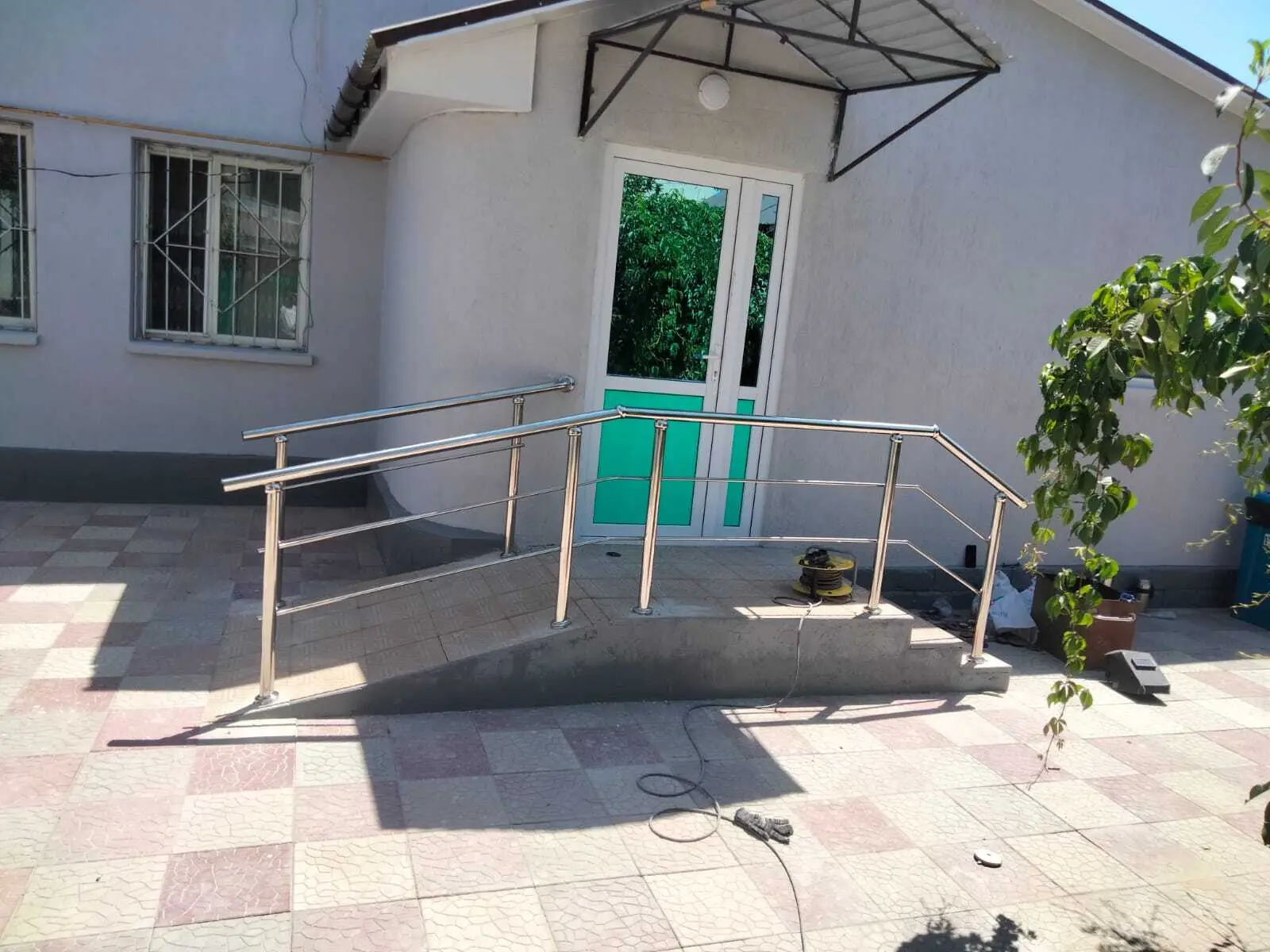 Уличный пандус из нержавеющей стали AISI 304 с двойным поручнем и ригелями